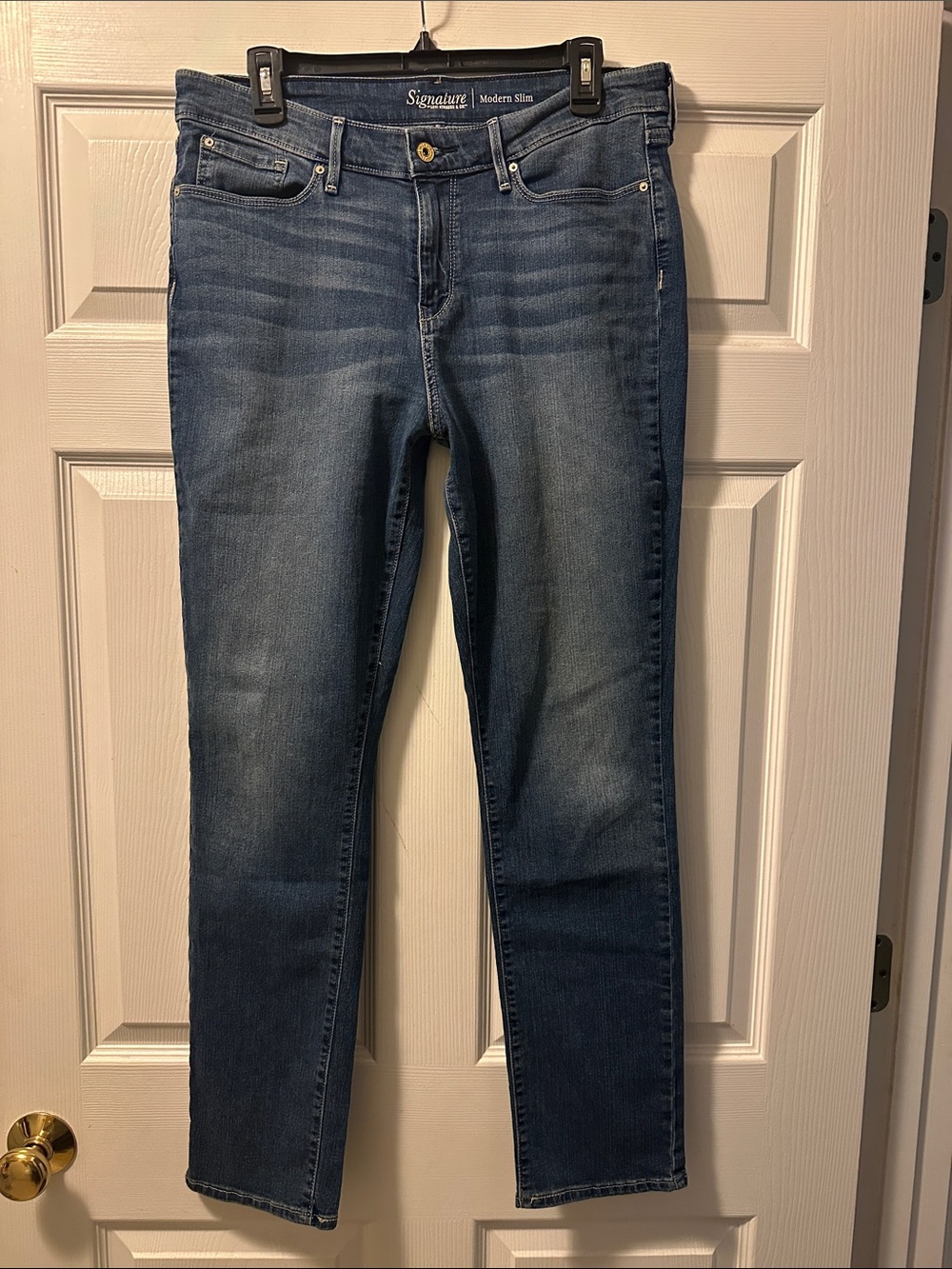 Women’s Signature Modern Slim by Levi’s Medium Blue Skinny Jeans - Size 14